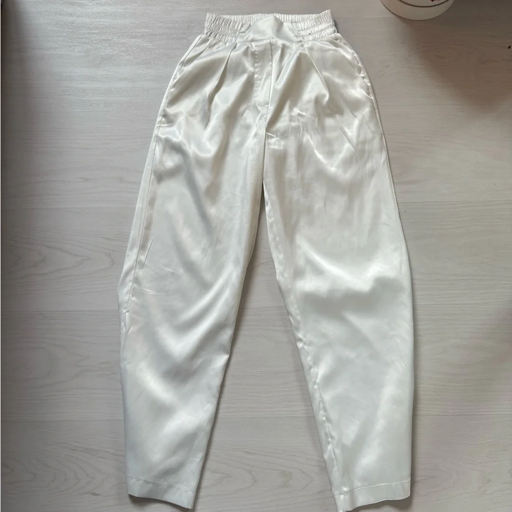 Elegant White Satin Suit Set. Wide leg pantsuit. Size s - Picture 2 of 9